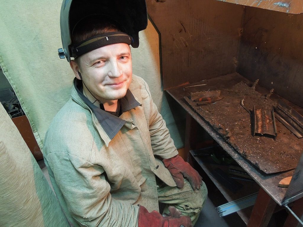 улыбающийся сварщик