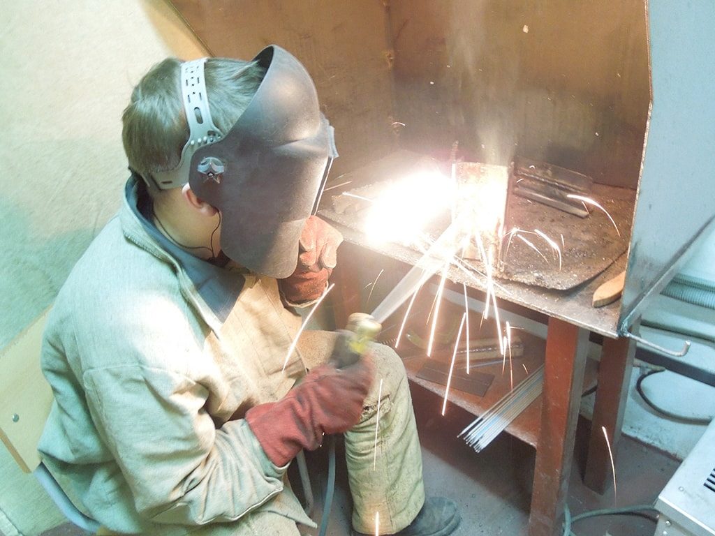 сварщик варит