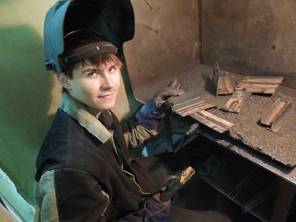 сварщик улыбается