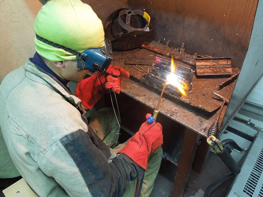 жарков варит газосваркой