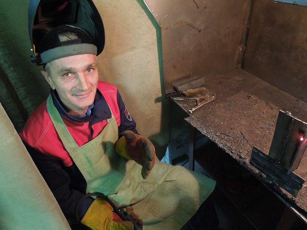 недовольный сварщик