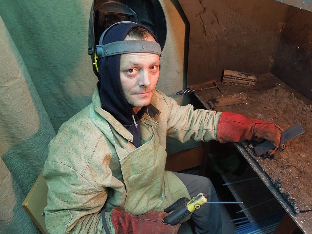 сварщик улыбается
