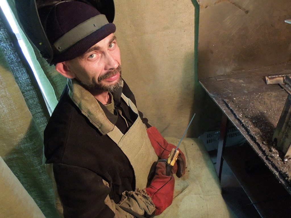 улыбающийся сварщик