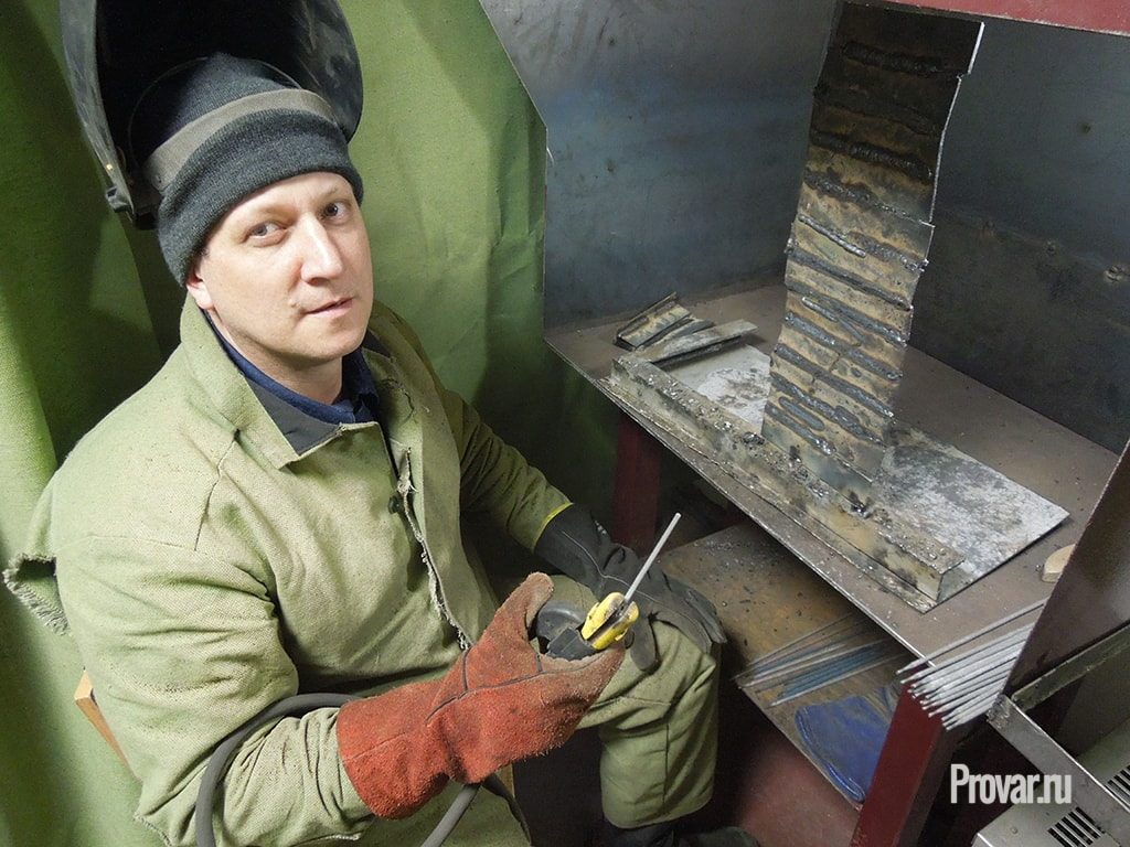 сварщик с держателем