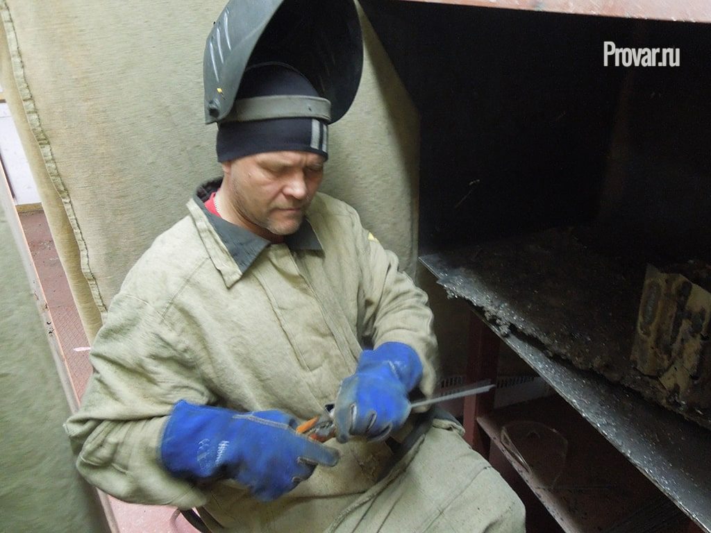 сварщик вставляет электрод