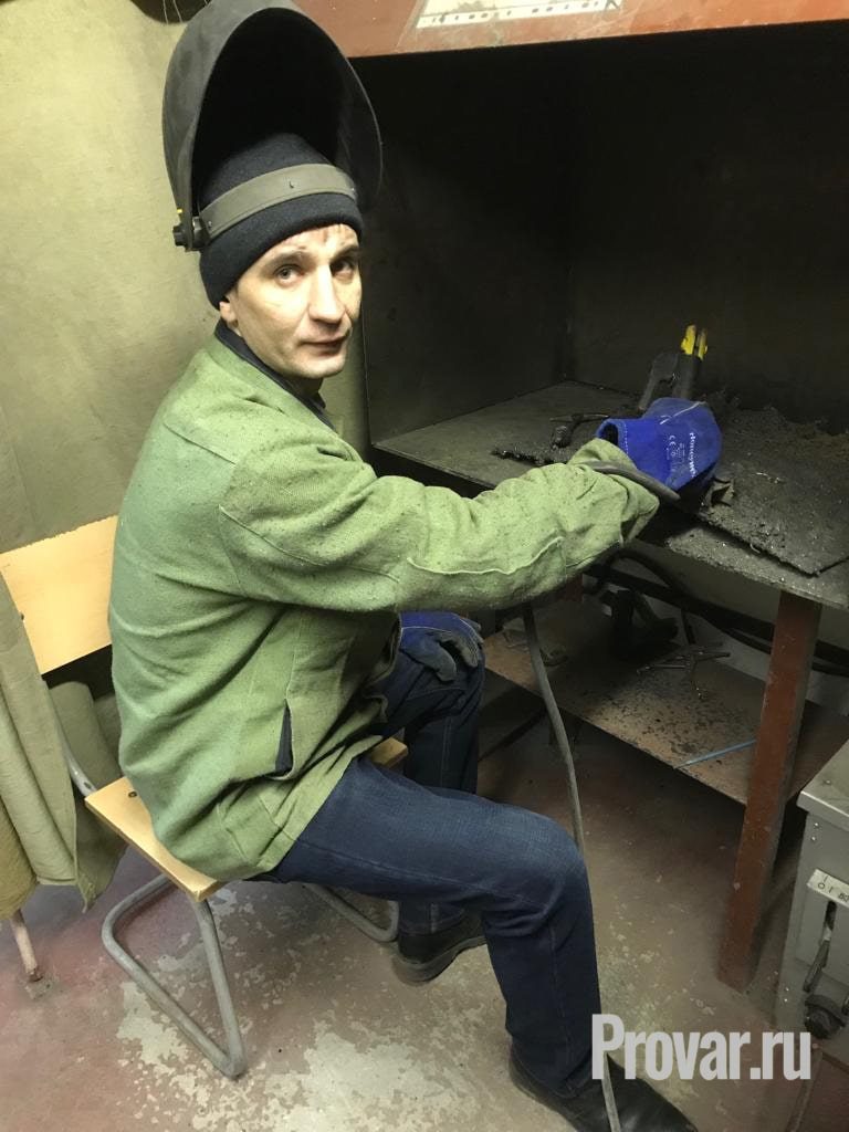 серьезный сварщик