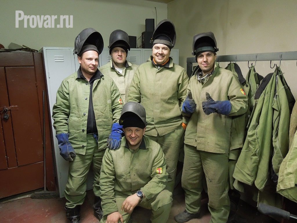 группа сварщиков
