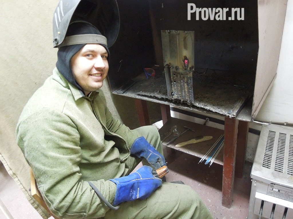 сварщик погасил электрод